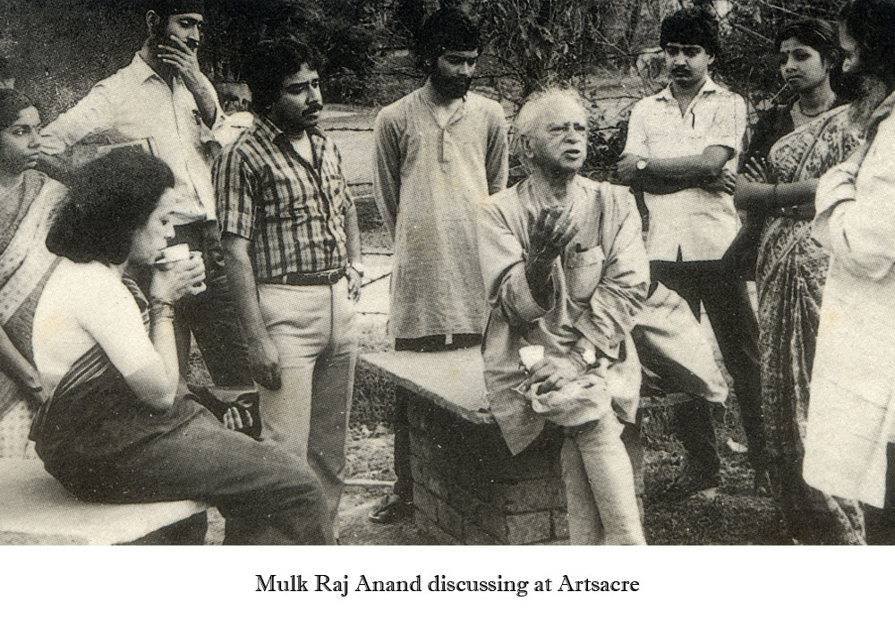 Mulk Raj Anand discussing with Artists at Artsacre